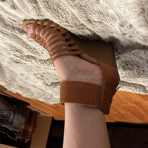 Aerosoles HeelRest tan sandals size 8.5. 3&1/4 “ heel - Picture 6 of 9